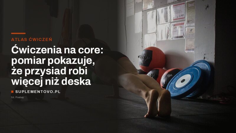 Kobieta w podporze przodem na wyprostowanych rękach na podłodze siłowni, obok piłki lekarskie i talerze