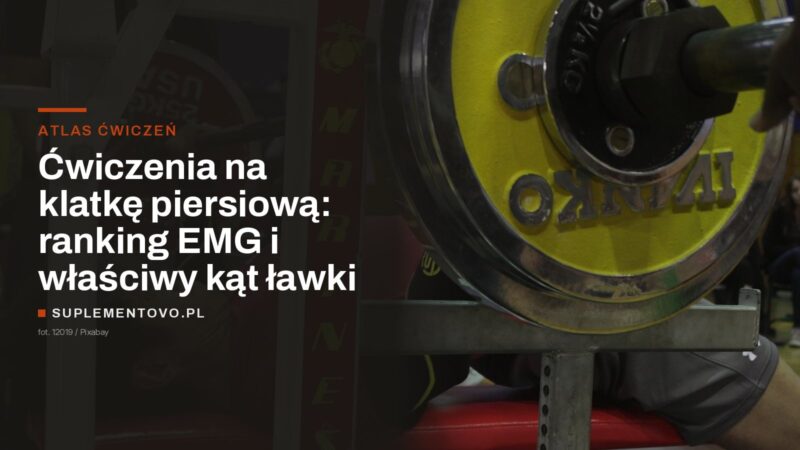 Sztanga z obciążeniem nad ławką do wyciskania leżąc na siłowni