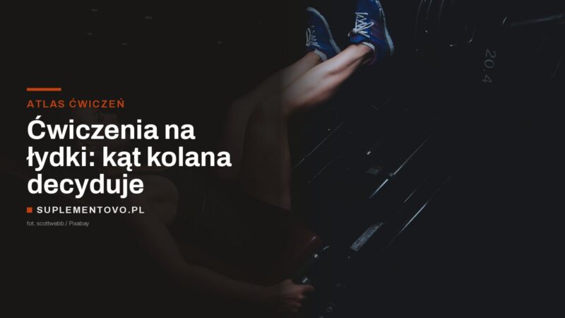 Kobieta ćwicząca na suwnicy, stopy oparte o platformę maszyny, widoczne łydki