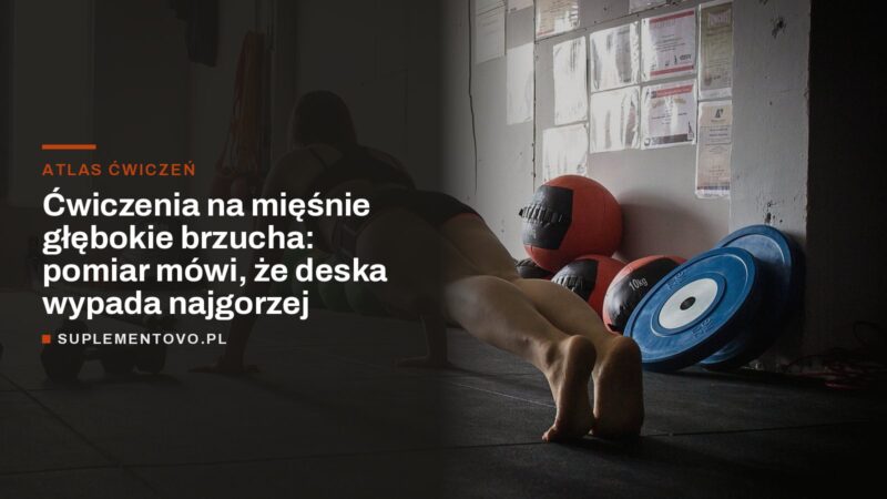 Kobieta w podporze przodem na podłodze siłowni, tułów i nogi w jednej linii