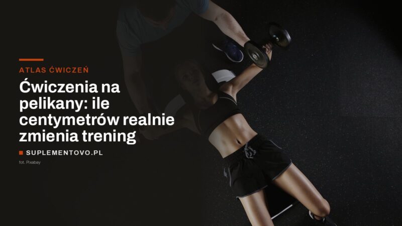 Kobieta ćwicząca z hantlem pod okiem trenera personalnego na siłowni
