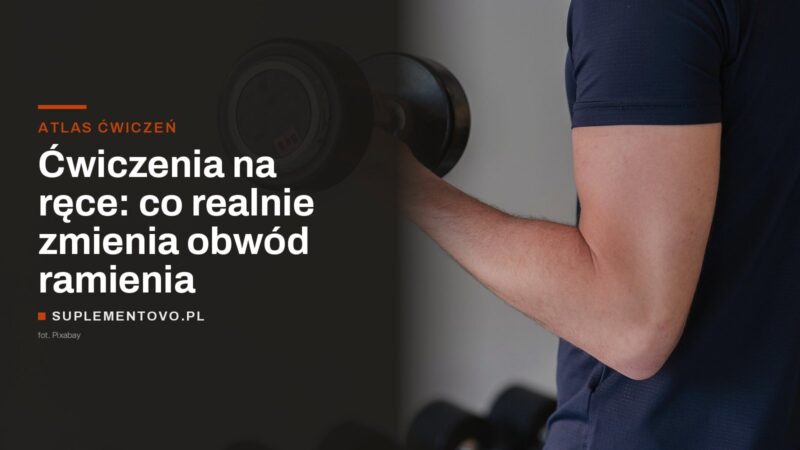 Dłoń trzymająca hantel podczas uginania ramienia