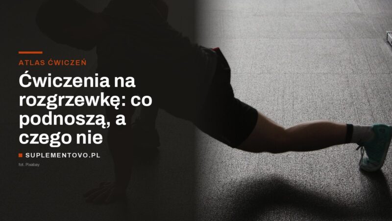 Rozciąganie zginaczy biodra w wykroku na macie w sali treningowej