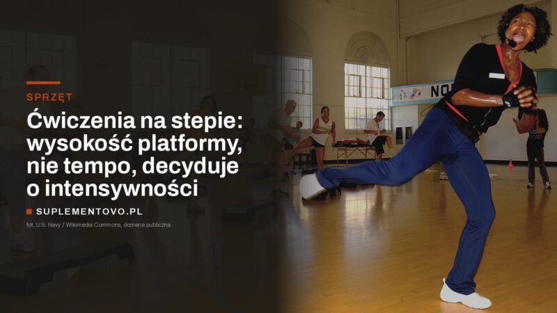 Zajęcia step aerobiku w sali, platformy do stepu na pierwszym planie