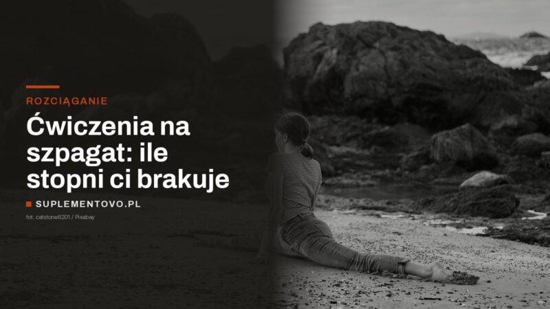 Kobieta w szpagacie podłużnym na piaszczystej plaży, zdjęcie czarno-białe