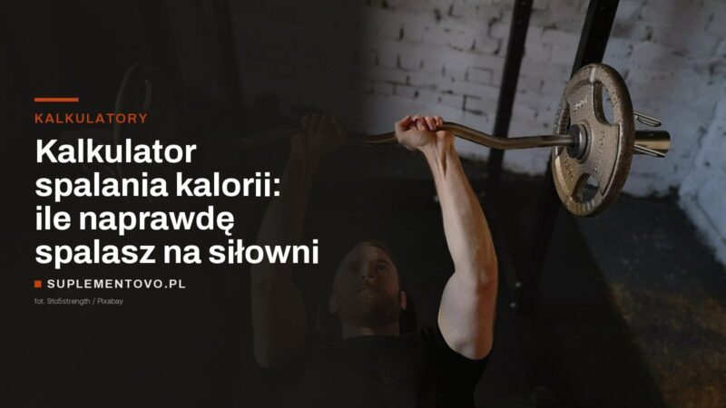 Mężczyzna leżąc wyciska sztangę łamaną w siłowni