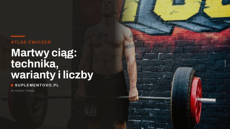 Mężczyzna w pozycji wyprostowanej trzyma sztangę z talerzami na wysokości bioder po zakończeniu martwego ciągu