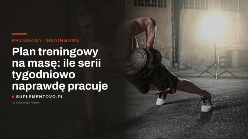 Mężczyzna wykonujący pompkę z podciąganiem hantla w hali treningowej