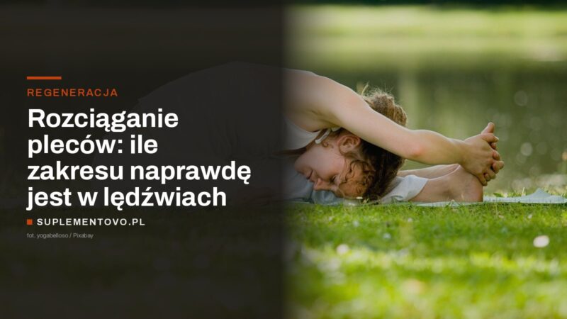 Kobieta w skłonie w przód na macie, widoczne zgięcie odcinka lędźwiowego i zgięcie w biodrze