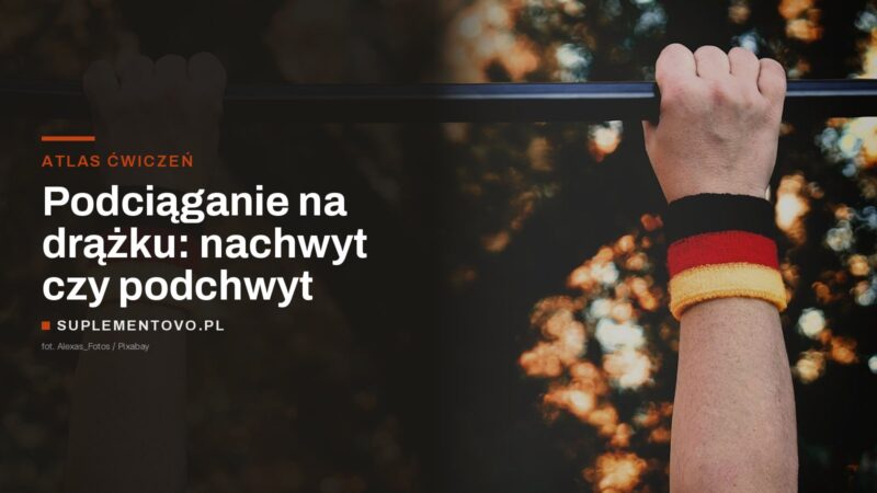 Dłonie w nachwycie zaciśnięte na metalowym drążku, w tle rozmyte jesienne liście