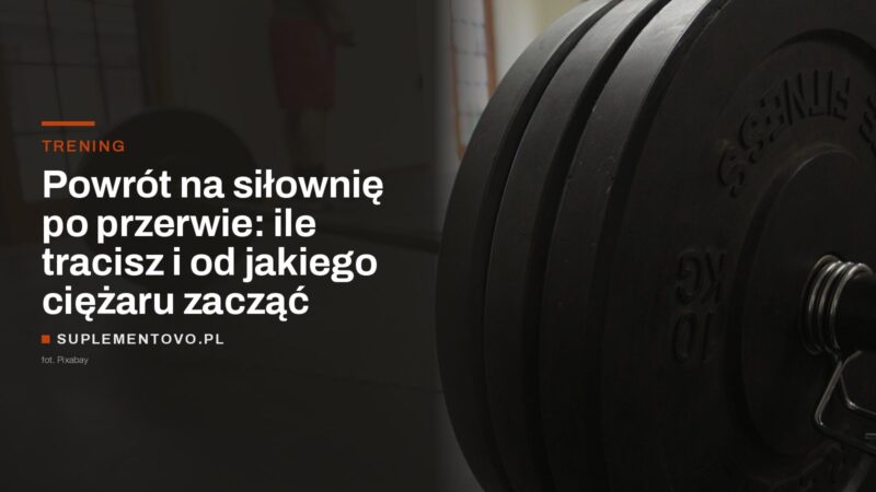 Sztanga z obciążeniem na stojaku w siłowni