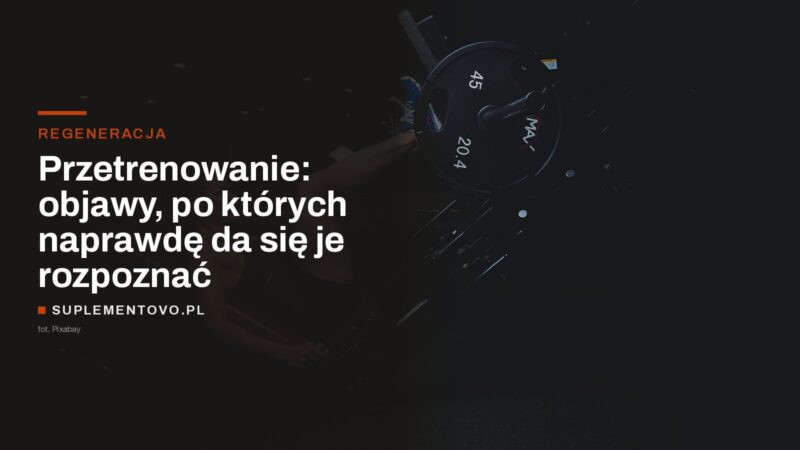 Osoba nakładająca talerz obciążeniowy na gryf sztangi w ciemnej siłowni