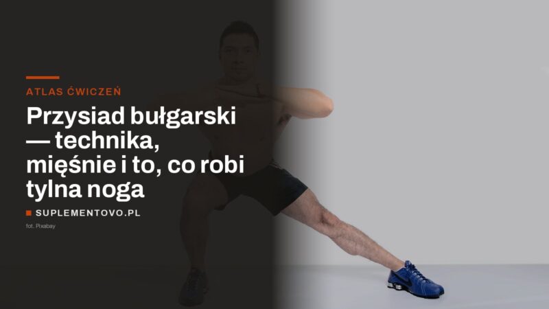 Mężczyzna wykonuje wykrok boczny na jednej nodze w jasnym wnętrzu