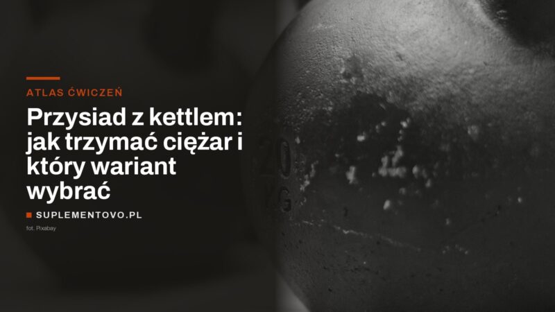 Zbliżenie żeliwnego kettla o masie 20 kg na siłowni
