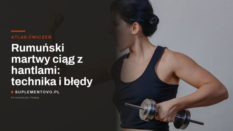 Kobieta trenująca z hantlami na siłowni