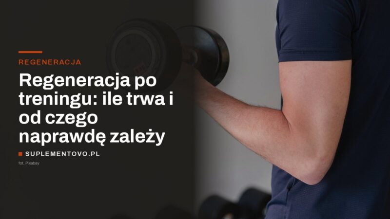mężczyzna z hantlą opuszczoną wzdłuż tułowia na siłowni
