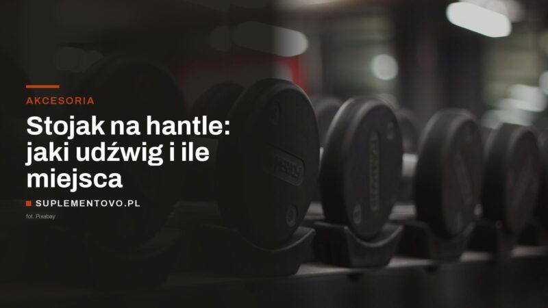 hantle ułożone na poziomym stojaku w siłowni