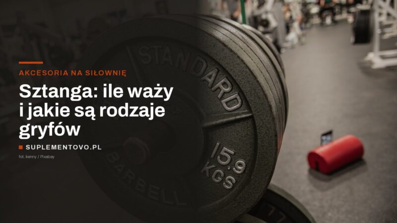 Zbliżenie na talerze obciążenia nałożone na rękaw sztangi w siłowni