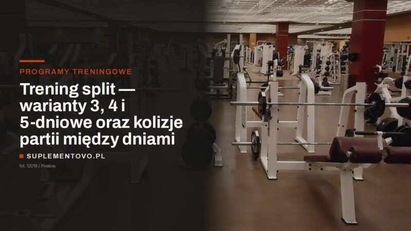 Sala siłowni ze stojakami do wyciskania i ławkami treningowymi