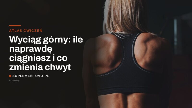 umięśnione plecy i barki osoby trenującej na siłowni