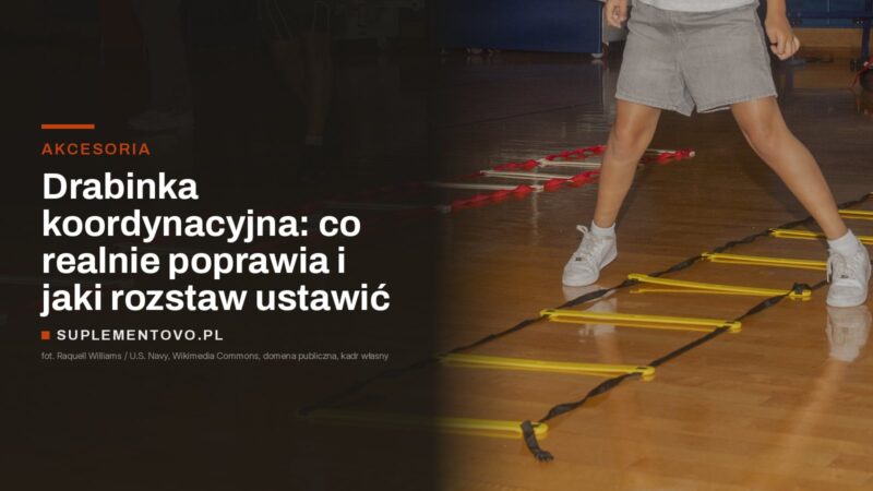Dwie drabinki koordynacyjne rozłożone na parkiecie sali, osoba przechodzi przez żółtą drabinkę
