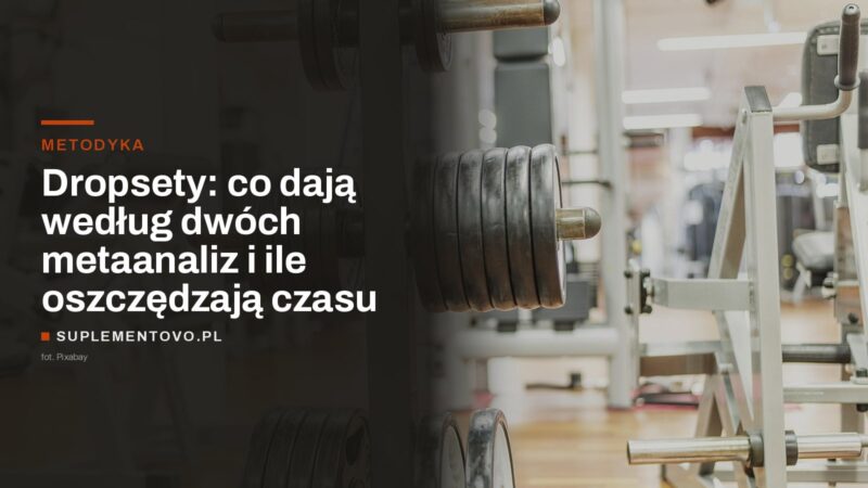 Hantle i talerze obciążeniowe ułożone na stojaku w siłowni