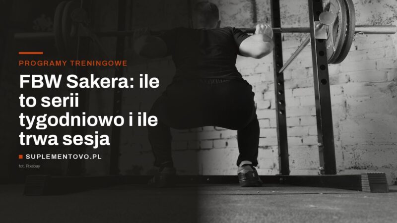 Mężczyzna ze sztangą na barkach przy stojaku do przysiadów w siłowni
