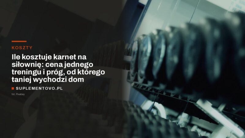 Rząd hantli na stojaku w sali treningowej klubu fitness