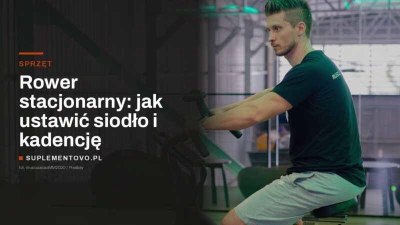 Mężczyzna pedałujący na rowerze stacjonarnym w siłowni