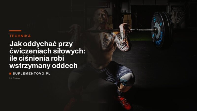 Mężczyzna w przysiadzie ze sztangą trzymaną z przodu, w szczycie wysiłku