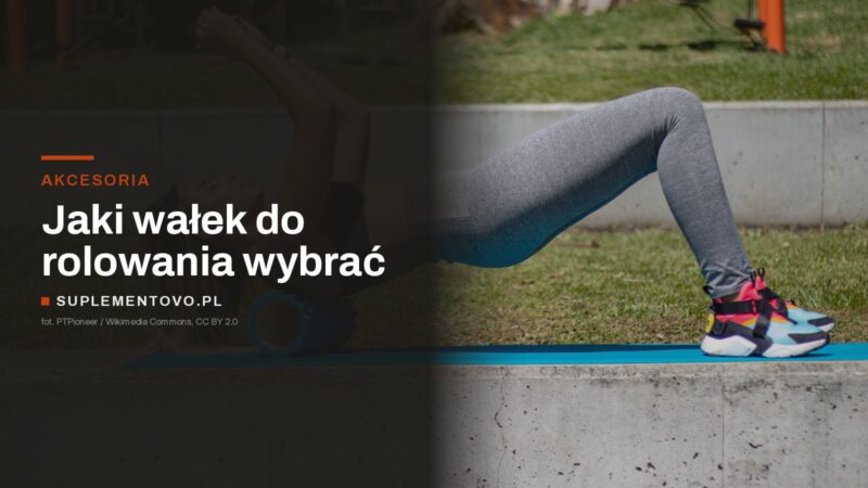 Kobieta rolująca górną część pleców na wałku z pianki, leżąc na macie treningowej