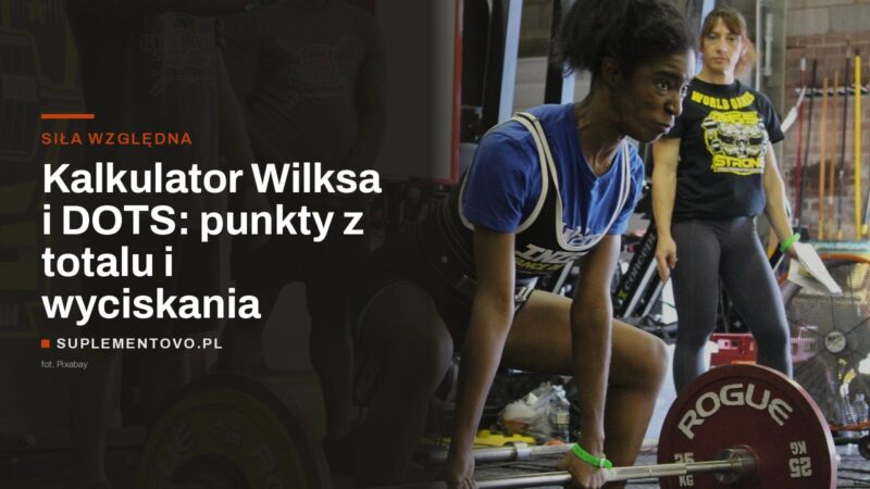 Zawodniczka podnosi sztangę na zawodach trójboju siłowego