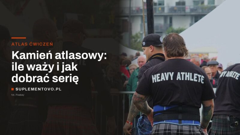 Zawodnicy zawodów siłowych w kiltach i pasie treningowym na terenie imprezy