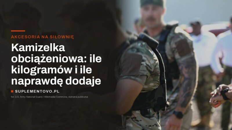 mężczyźni zakładają kamizelki obciążeniowe przed biegiem
