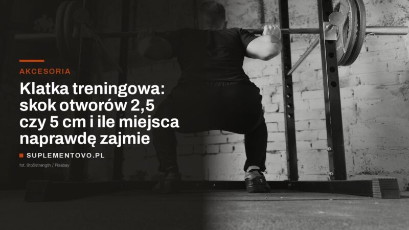 Ćwiczący wychodzi ze sztangą ze stojaków klatki treningowej, w słupie widoczny rząd otworów