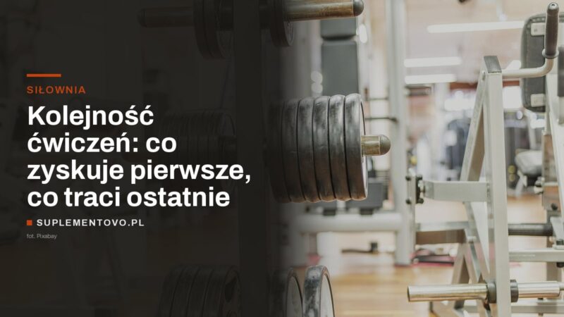 Stojak z hantlami i talerzami obciążeniowymi w siłowni