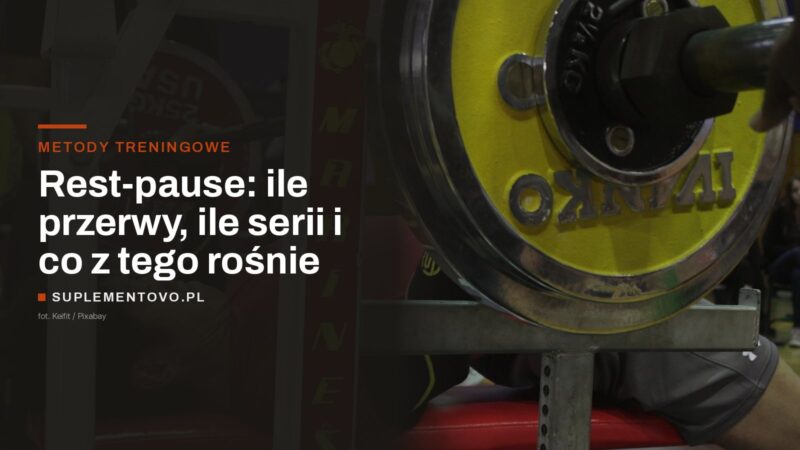 Talerz sztangi olimpijskiej i ławka do wyciskania w siłowni