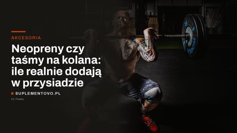 sztangista w dolnej fazie przysiadu z rękawem neoprenowym na kolanie