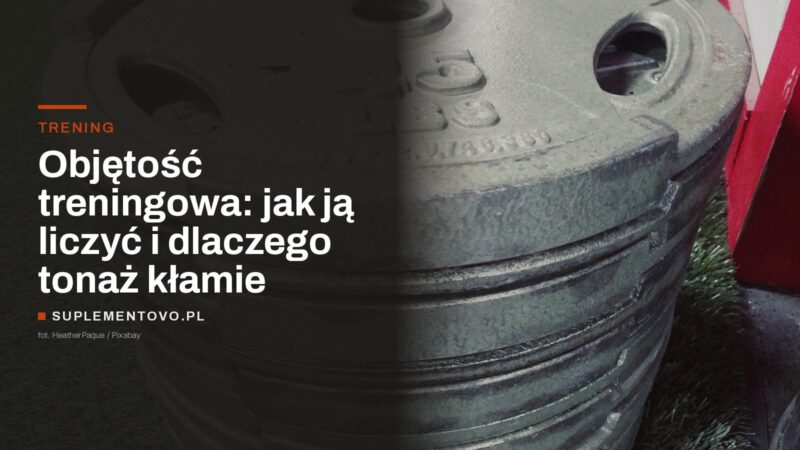 Stos talerzy obciążeniowych z oznaczeniem masy na podłodze siłowni