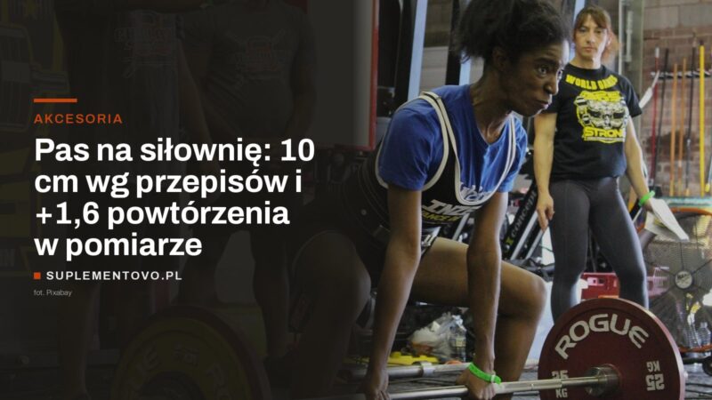 zawodniczka w szerokim pasie treningowym w dolnej fazie martwego ciagu