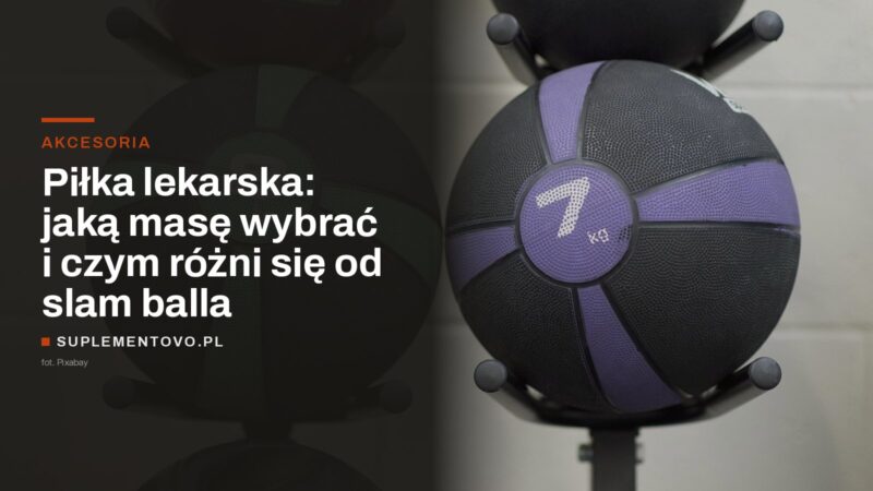 Piłka lekarska o masie 7 kg na stojaku w siłowni