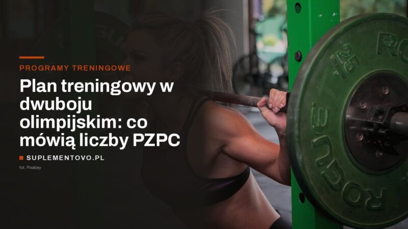 Zawodniczka wykonująca przysiad ze sztangą na barkach w stojaku