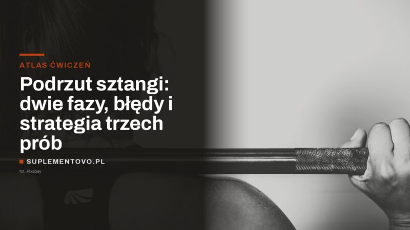 Dłoń zawodniczki na gryfie sztangi opartej na barkach