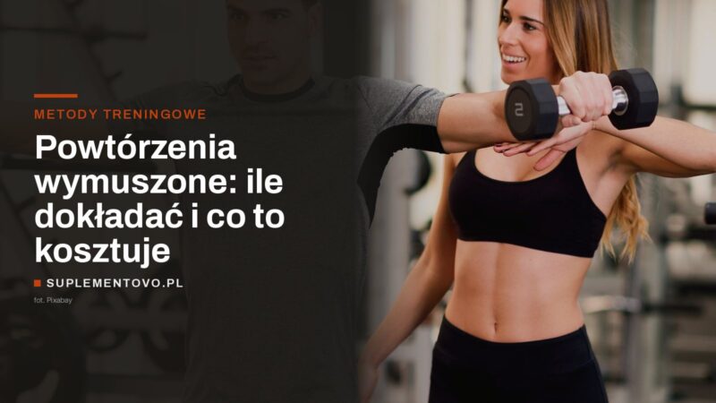 Trener prowadzi ramię ćwiczącej z hantlem — asysta w fazie unoszenia