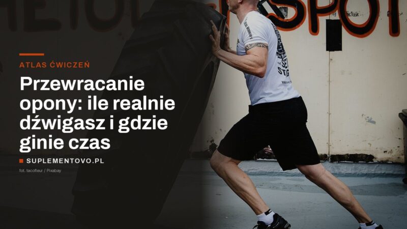 Mężczyzna przewracający dużą oponę traktorową na siłowni