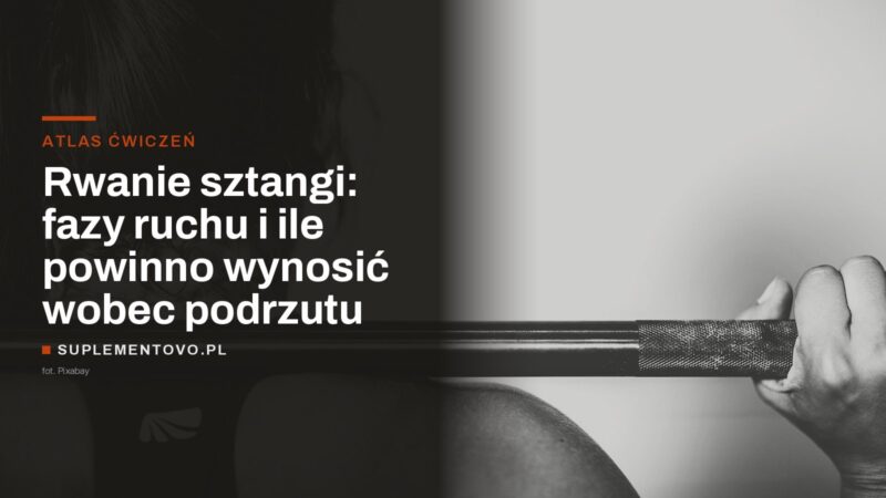 Dłoń na radełkowanym gryfie sztangi w zbliżeniu, zawodnik przed podejściem