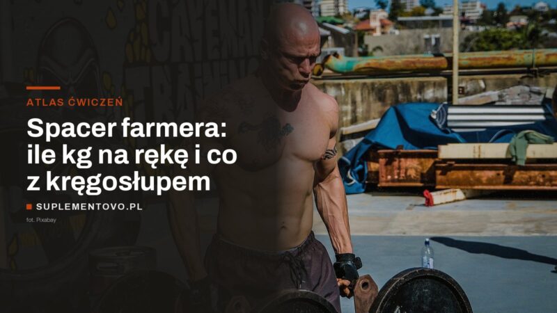 Mężczyzna niosący dwa ciężary w opuszczonych rękach podczas spaceru farmera