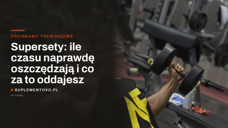 Mężczyzna wyciskający hantle na ławce w siłowni