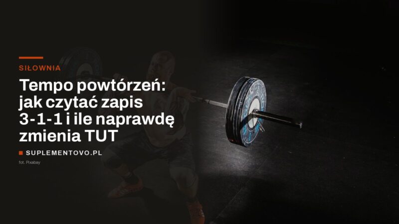 Mężczyzna podnoszący sztangę olimpijską w ciemnej siłowni