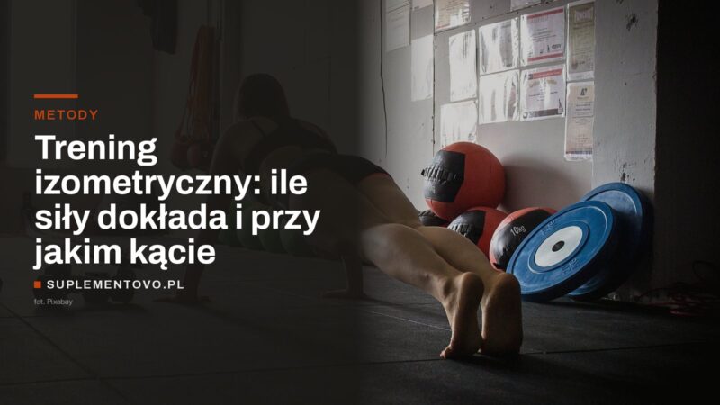 Kobieta w pozycji deski podczas treningu na siłowni